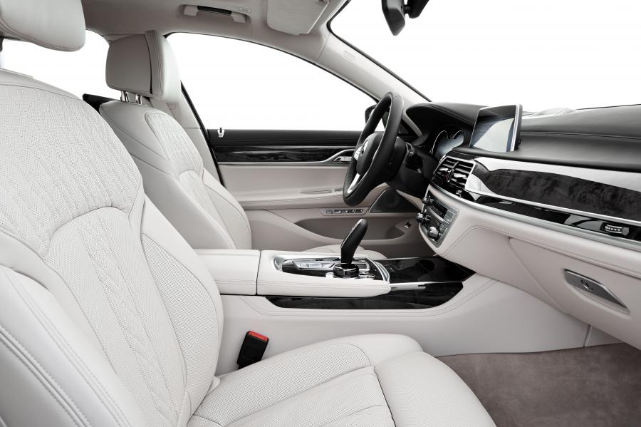  BMW 750Li xDrive 2015 года  (фото 34 из 41)